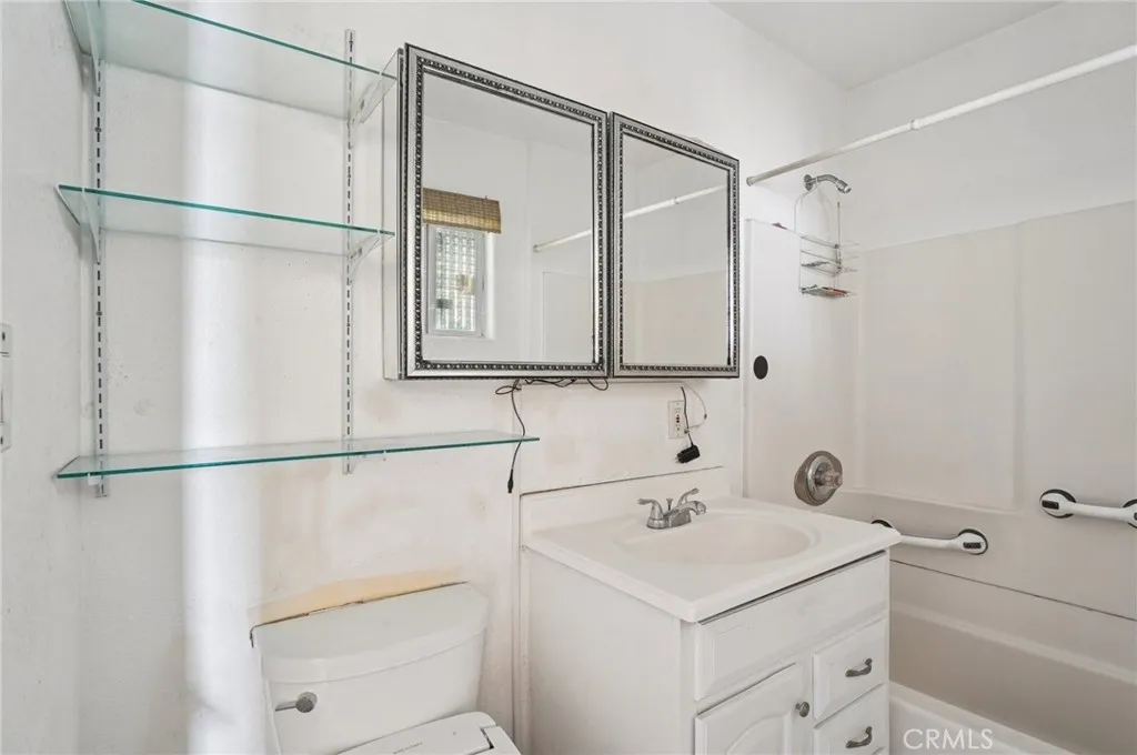 1646 West Boulevard, Los Angeles, California 90019 home-pic-13